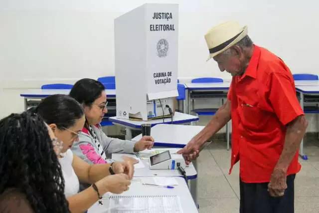 Idoso realiza identificação biométrica em seção eleitoral da Justiça Eleitoral.
