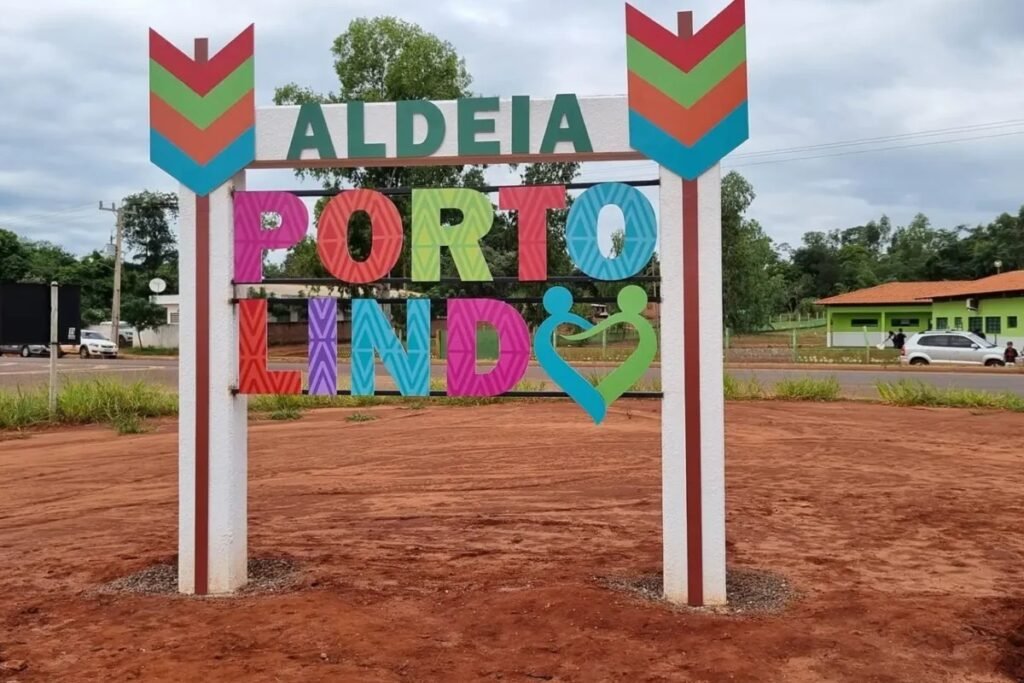 Placa colorida de boas-vindas da Aldeia Porto Lindo.