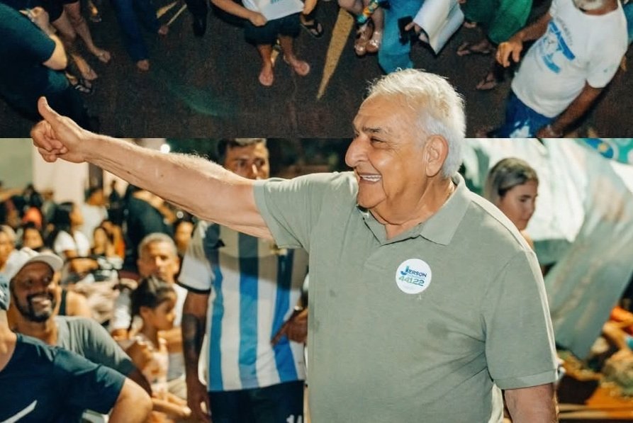 Homem sorridente em evento político com o polegar levantado.