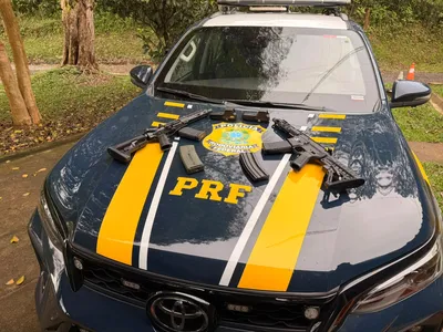 Viatura da PRF com fuzis e carregadores no capô.