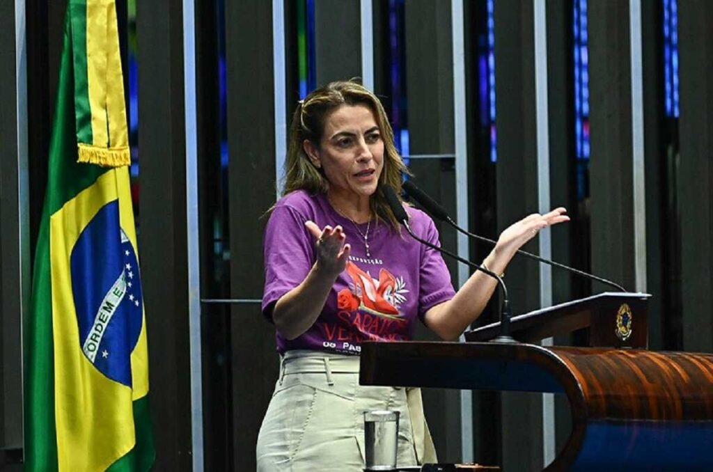 Senadora Soraya Thronicke discursando no plenário do Senado Federal.