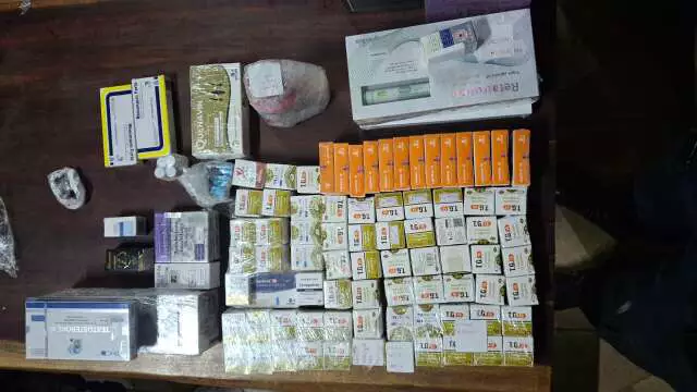 Diversas caixas de medicamentos e suplementos sobre uma mesa.