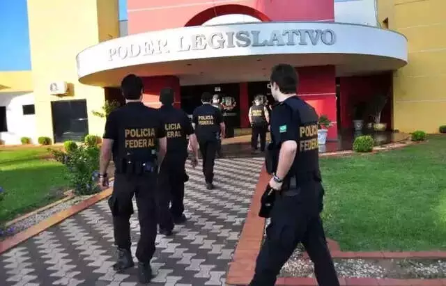 Agentes da Polícia Federal entrando no prédio do Poder Legislativo.