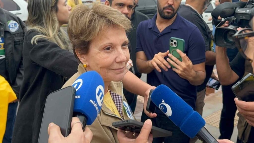 Tereza Cristina sendo entrevistada por jornalistas com microfones e câmeras.
