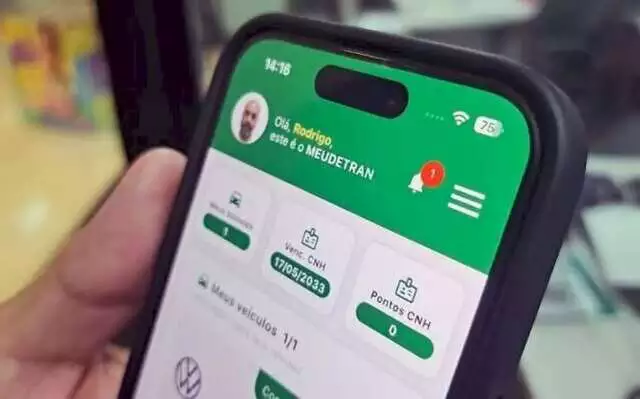 Smartphone exibindo o aplicativo MeuDetran com informações de motorista.