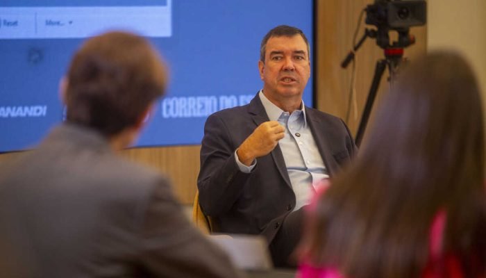 Eduardo Riedel em entrevista no estúdio do Correio do Estado.