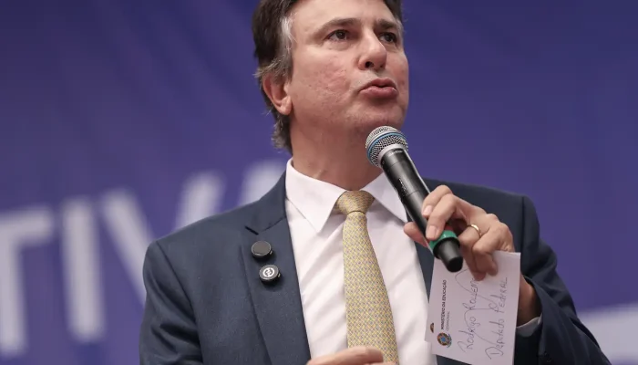 Camilo Santana defende remuneração e lança Carteira Nacional Docente no dia do professor