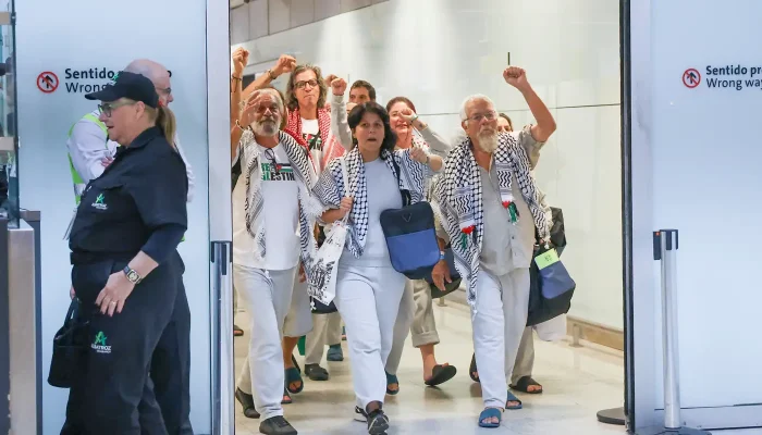 Brasileiros da Flotilha relatam torturas após ação israelense, segundo relatos