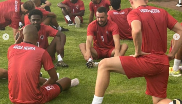 Jogadores em treino puxado no Ninho da Águia — Foto: Jogadores em treino puxado
