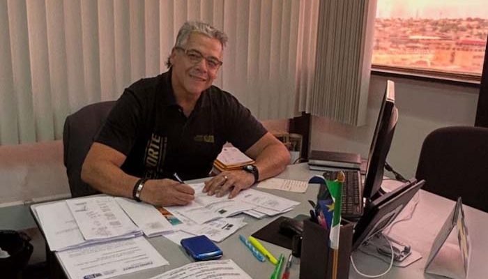 Foto: Diretor substituto assinando convênio do futebol nesta sexta (foto-divulga