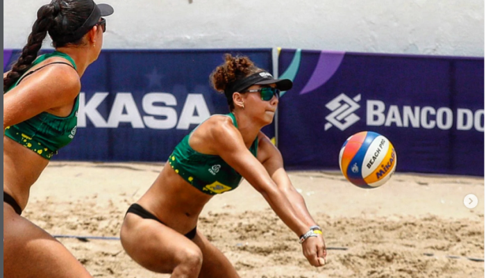 Jogadora no lance com a bola, convocada para treinamento no RJ — Foto: Jogadora