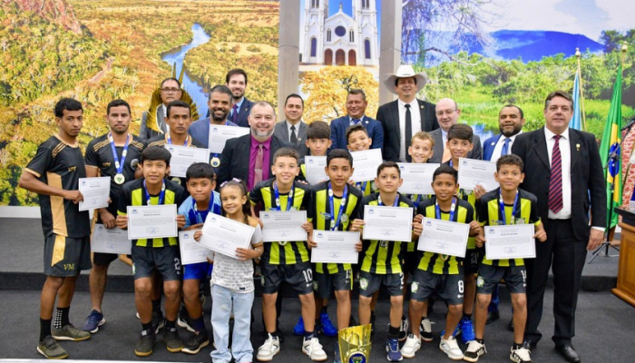 Atletas e comissão técnica homenageados pelos vereadores — Foto: Atletas e comis