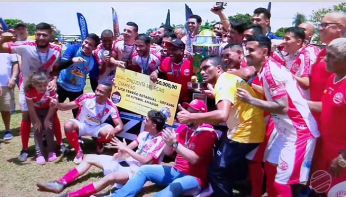 Equipe comemorou muito no campo Nobre em Campo Grande — Foto: Equipe comemorou m