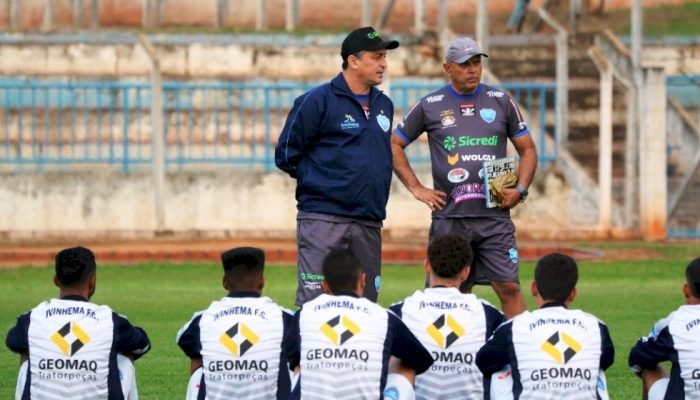 Técnico Douglas Ricardo e elenco do Ivinhema — Foto: Técnico Douglas Ricardo vol