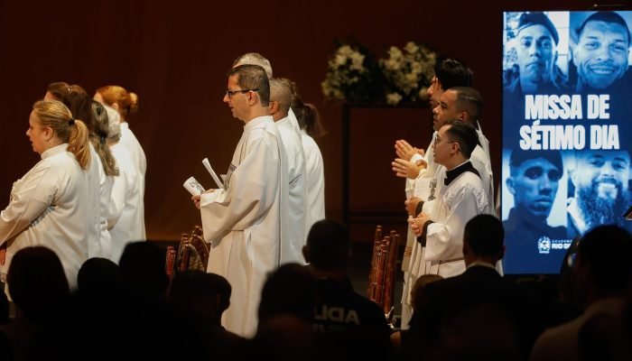 Rio homenageia policiais mortos em operação nos complexos da penha e alemão