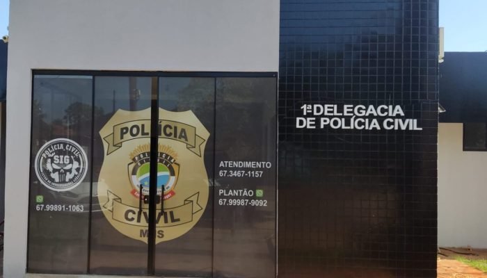 Dois homens são conduzidos à delegacia após registro de violência doméstica. — F