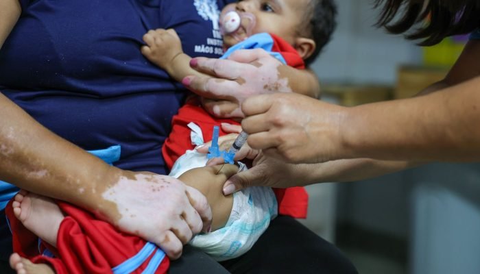 Casos de coqueluche crescem mais de 1200% no Brasil, com internações e mortes de crianças