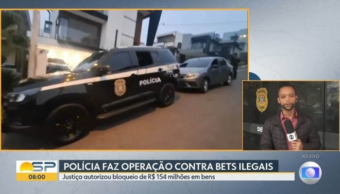 Viatura da Polícia Civil estacionada em frente a casas luxuosas.
