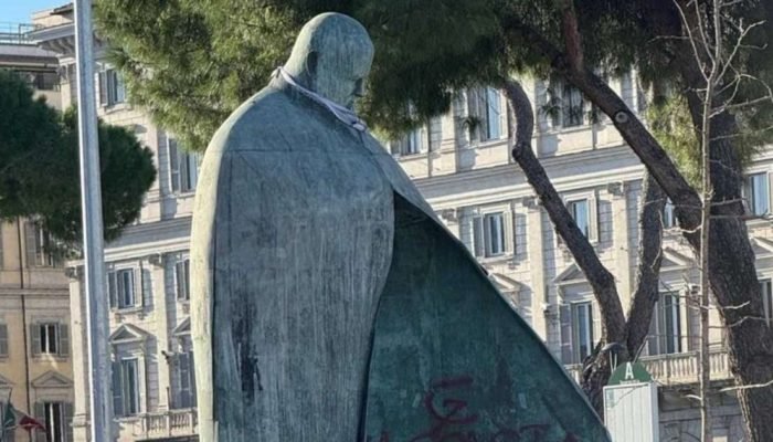 Estátua de João Paulo II em Roma é alvo de vandalismo e gera repúdio na Itália