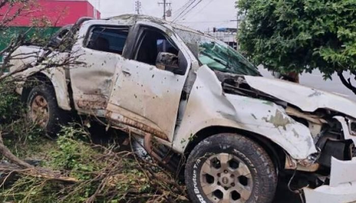 Caminhonete com a lateral e a frente destruídas pelo impacto das batidas — Foto: