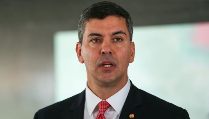 Presidente do Paraguai, Santiago Peña, fala com a imprensa após encontro com o p