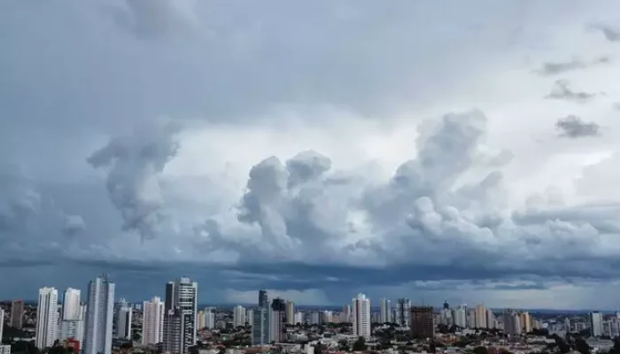 Nuvens encobrem o céu de Campo Grande (Foto: Osmar Veiga)