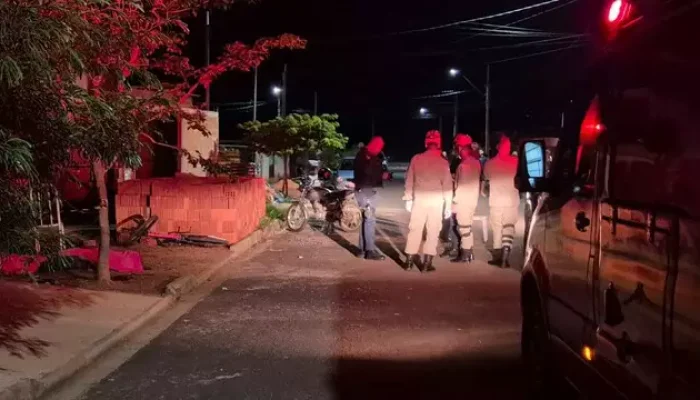 Bombeiros e policial militar atendendo ocorrência em Chapadão do Sul (Foto: Norbertino Angeli/Jovem Sul News)