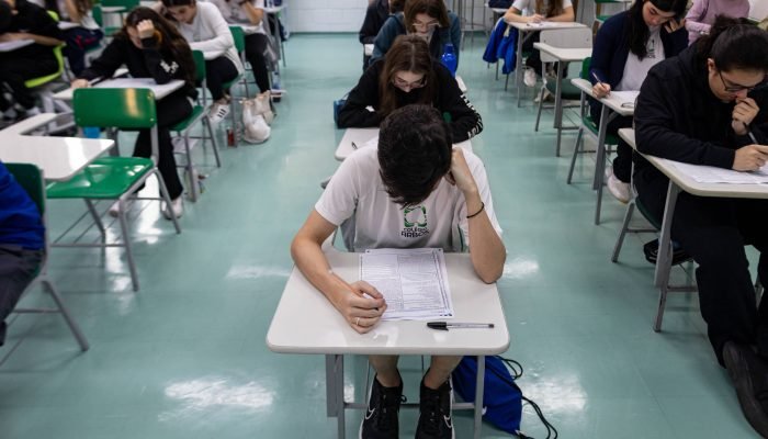 Especialistas analisam o primeiro dia do Enem 2025 em transmissão ao vivo