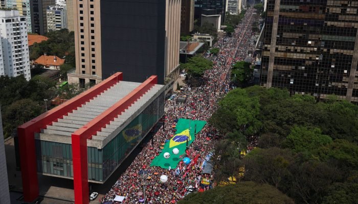 Manifestações em 27 capitais derrubaram PEC da Blindagem, diz colunista