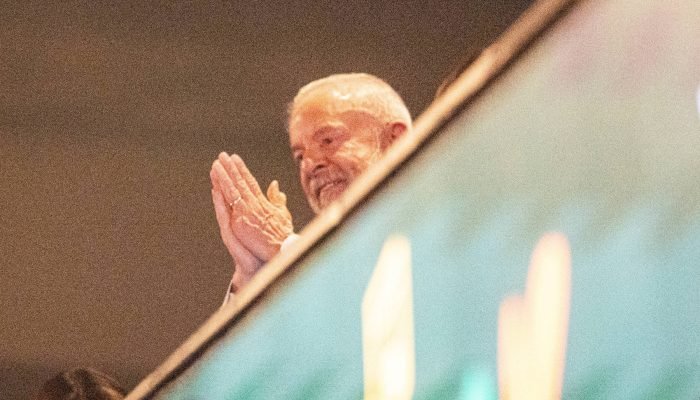 Lula ouve protestos por "sem anistia" em show de Maria Bethânia em São Paulo