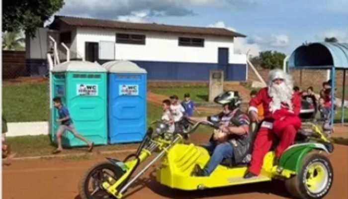 Papai Noel chega de triciclo em São Gabriel do Oeste — Foto: PREF. MARACAJU - DE