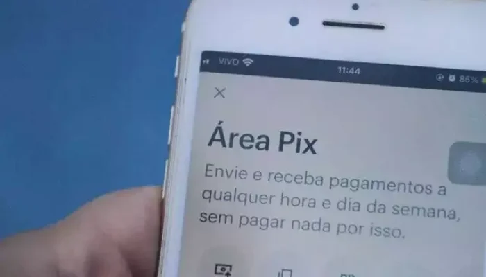Campo-grandense faz uma transferência entre contas eletrônicas por meio do Pix, no aparelho celular. (Foto: Arquivo/Marcos Maluf)