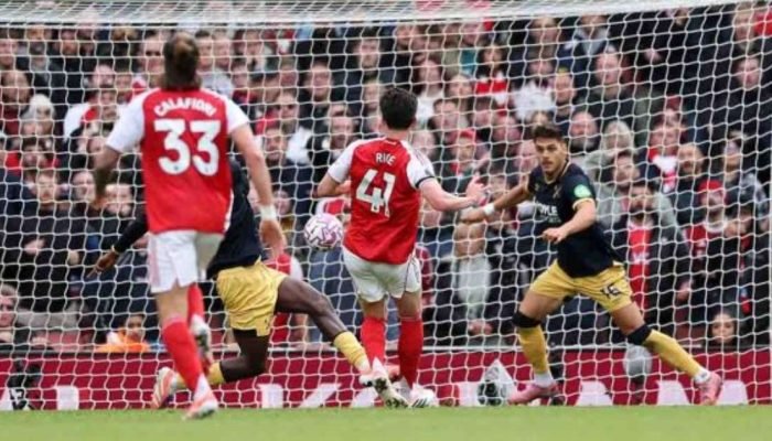 Com dois gols, Arsenal vence West Ham e pressiona Liverpool