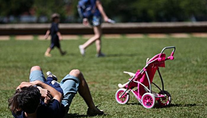 Avanço lento: Licença-paternidade ampliada ainda não garante equidade no cuidado infantil