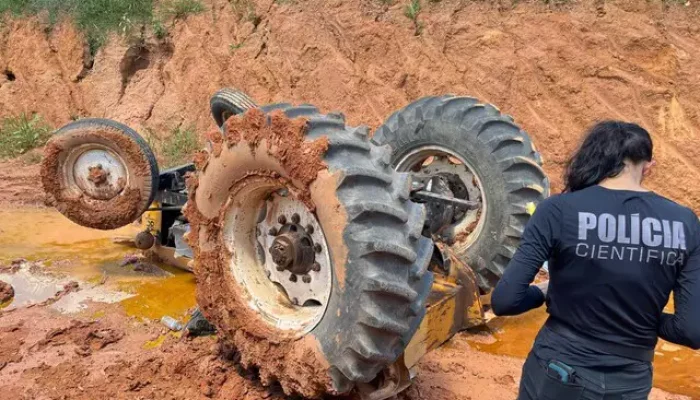 Perita criminal no local onde o acidente aconteceu (Foto: Sidney Assis)