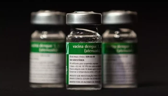 Três frascos de vacina contra a dengue produzida no país (Foto: Instituto Butantan)