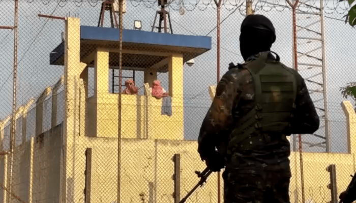 Forças de Segurança se posicionam do lado de fora da prisão de Escuintla, na Gua