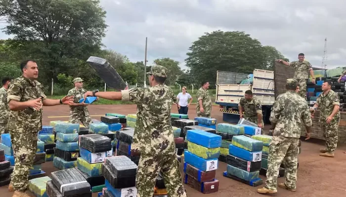 Militares fizeram a descarga da droga antes de iniciar a incineração nesta quinta-feira (13). (Foto: Reprodução/ABC Color)