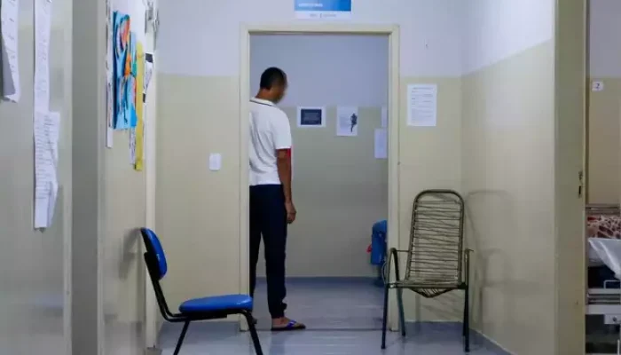 Paciente do Caps Guanandi caminha da enfermaria para refeitório. (Foto: Paulo Francis)