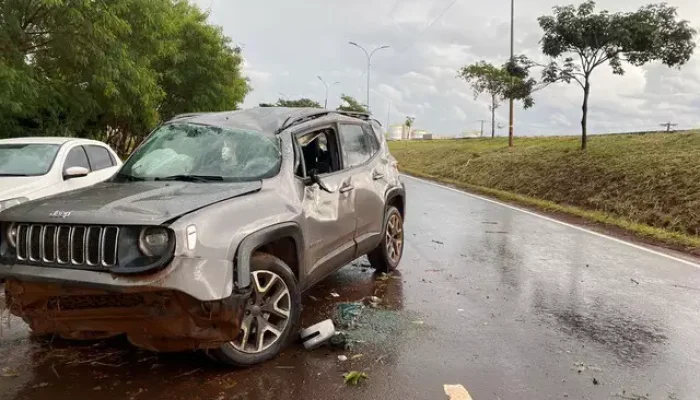 Jeep ficou bastante avariado por conta da capotagem e parou no meio da pista (Foto: Clara Farias)