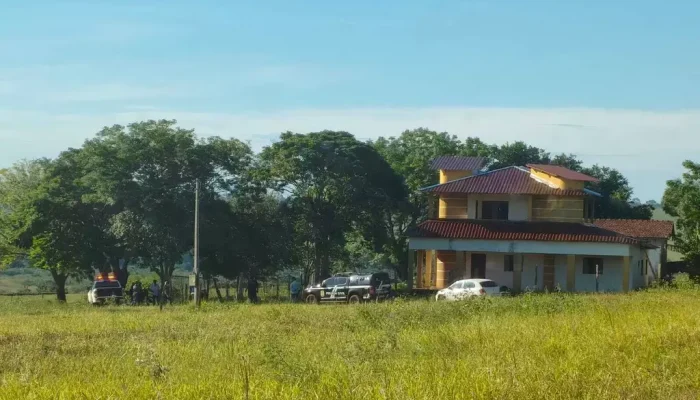 Equipes da polícia no local onde corpo foi encontrado (Foto: Direto das Ruas)