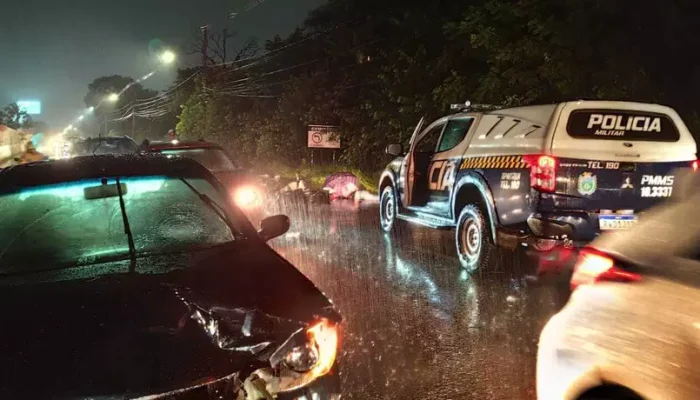 Mulher bateu em uma Fiat Palio na contramão na Rua Francisco dos Anjos (Foto: Kamila Alcântara)