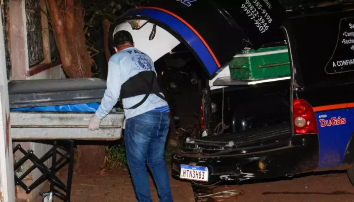 Perito faz a retirada do corpo de Giseli. (Foto: Juliano Almeida)