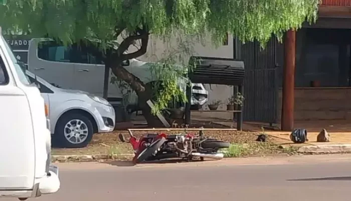 Veículo da vítima caído na pista após a ação dos criminosos (Foto: Reprodução/Fronteira News)