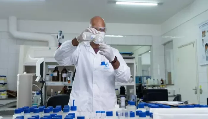Laboratório da Sanesul faz controle da qualidade de água. (Foto: Divulgação)