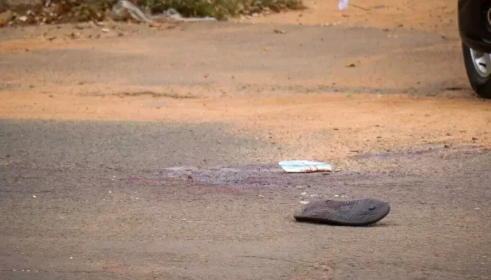 Marca de sangue no asfalto, local onde aconteceu homicídio. (Foto: Henrique Kawaminami)