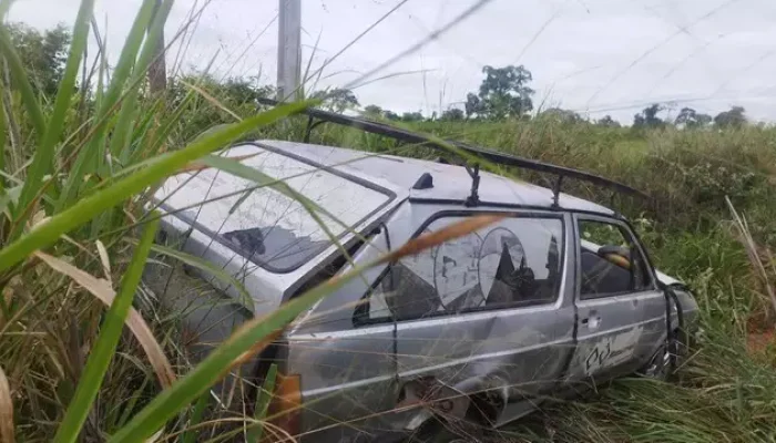 Volkswagen Parati capotou após o motorista dormir ao volante e sair da pista na MS-276 (Foto: Reprodução)