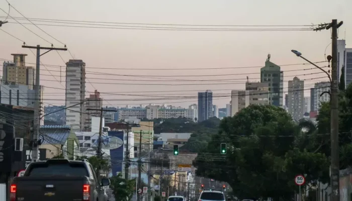 Céu claro nesta manhã em Campo Grande, mas meteorologia alerta para instabilidade (Foto: Henrique Kawaminami)