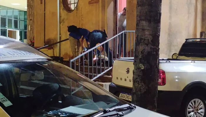 Polícia Científica periciando corpo da vítima nesta noite (Foto: Enryck Sena)