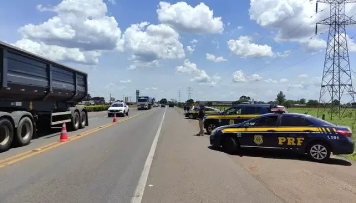 Fiscalização da Polícia Rodoviária Federal em rodovia de MS (Foto: Divulgação)